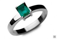 Anillo de compromiso con esmeralda